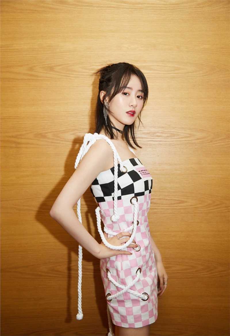 优质清纯气质美女袁冰妍时尚装扮大长腿性感图片