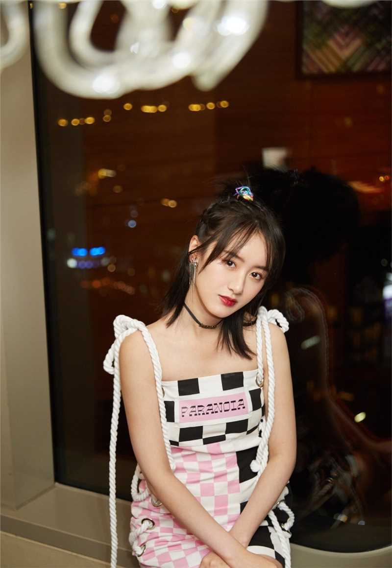 优质清纯气质美女袁冰妍时尚装扮大长腿性感图片