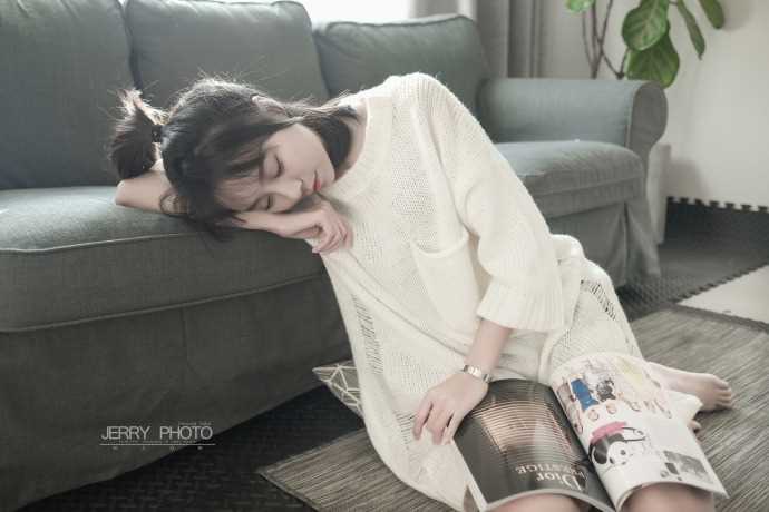 最新清纯美女嫩模姜迪居家毛衣修长大长腿图集