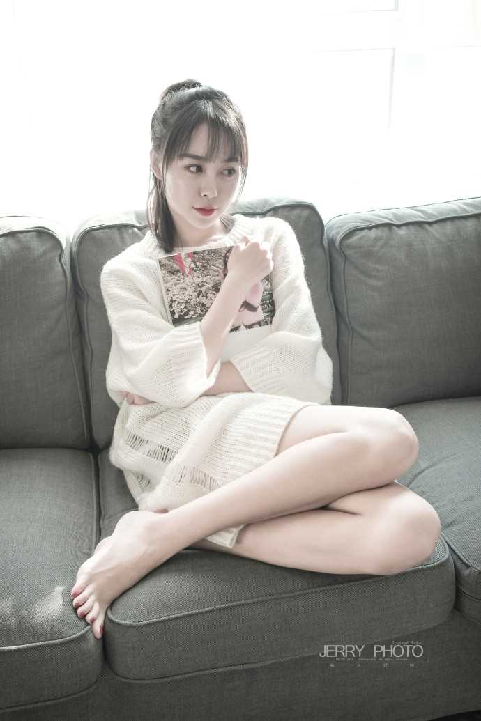 最新清纯美女嫩模姜迪居家毛衣修长大长腿图集