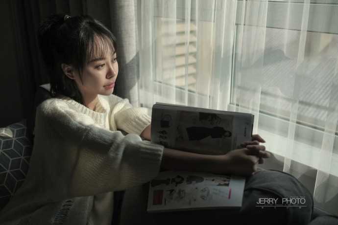 最新清纯美女嫩模姜迪居家毛衣修长大长腿图集