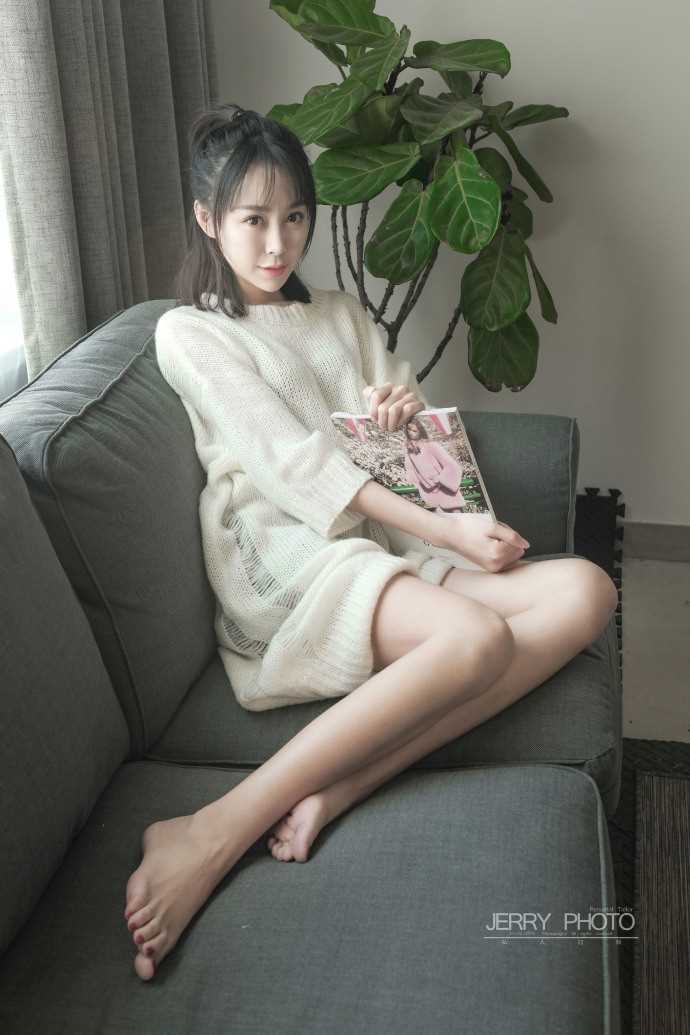 最新清纯美女嫩模姜迪居家毛衣修长大长腿图集