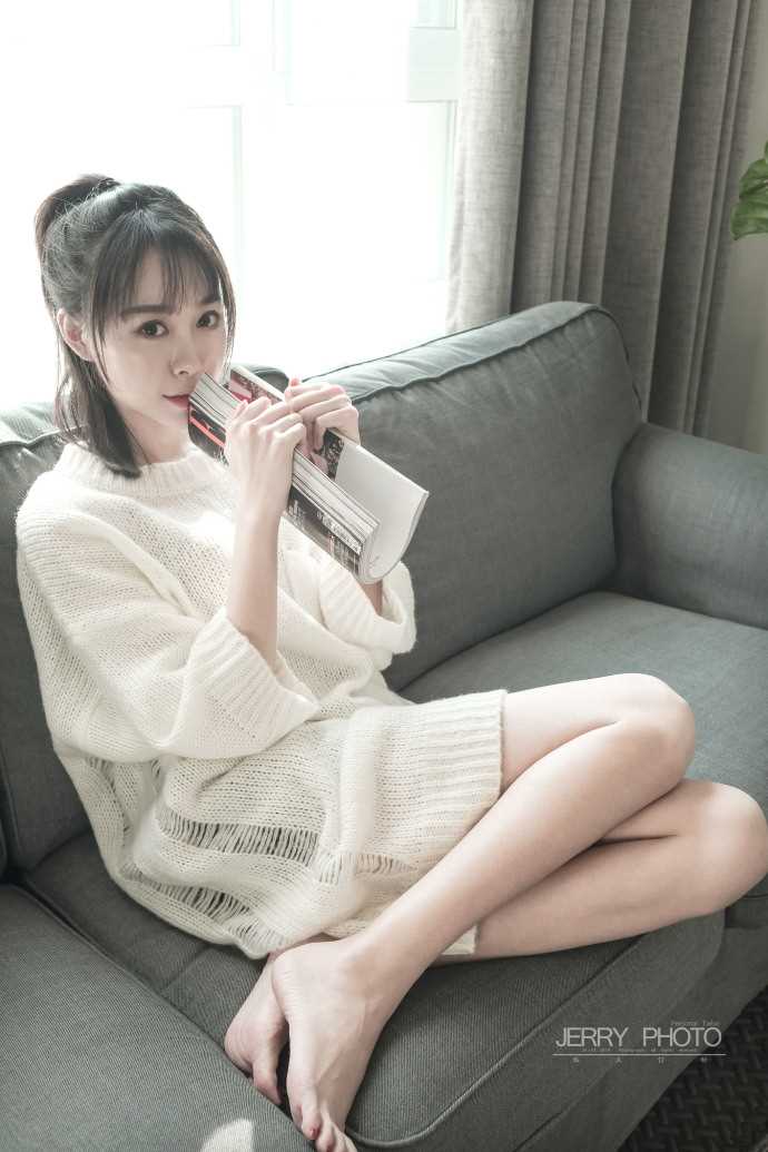 最新清纯美女嫩模姜迪居家毛衣修长大长腿图集