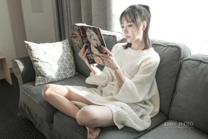 最新清纯美女嫩模姜迪居家毛衣修长大长腿图集