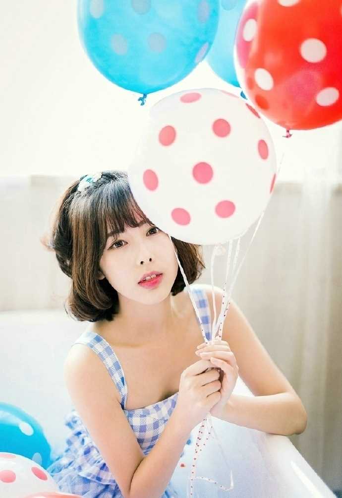 最新短发蛋卷头少女清纯浴缸格子内衣甜美图集