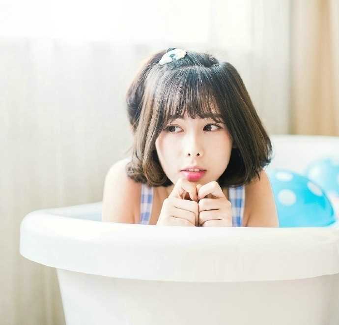 最新短发蛋卷头少女清纯浴缸格子内衣甜美图集