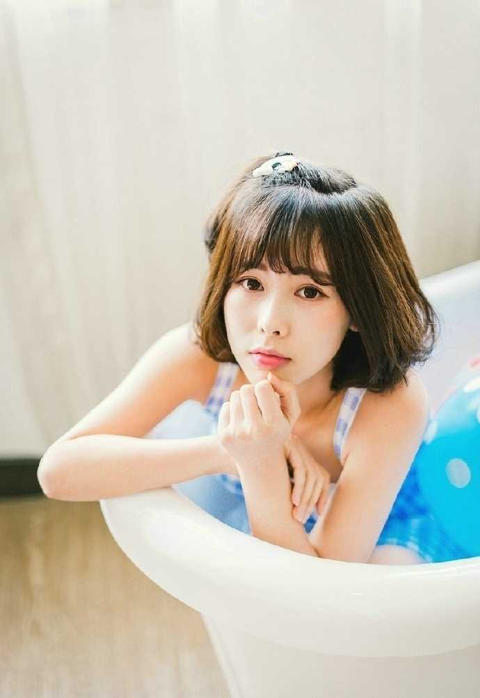 最新短发蛋卷头少女清纯浴缸格子内衣甜美图集