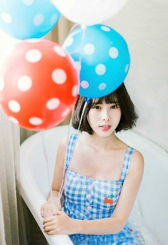 最新短发蛋卷头少女清纯浴缸格子内衣甜美图集