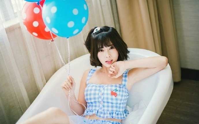 最新短发蛋卷头少女清纯浴缸格子内衣甜美图集