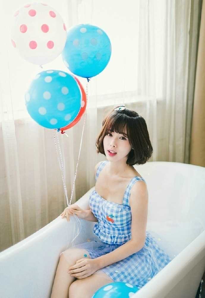 最新短发蛋卷头少女清纯浴缸格子内衣甜美图集