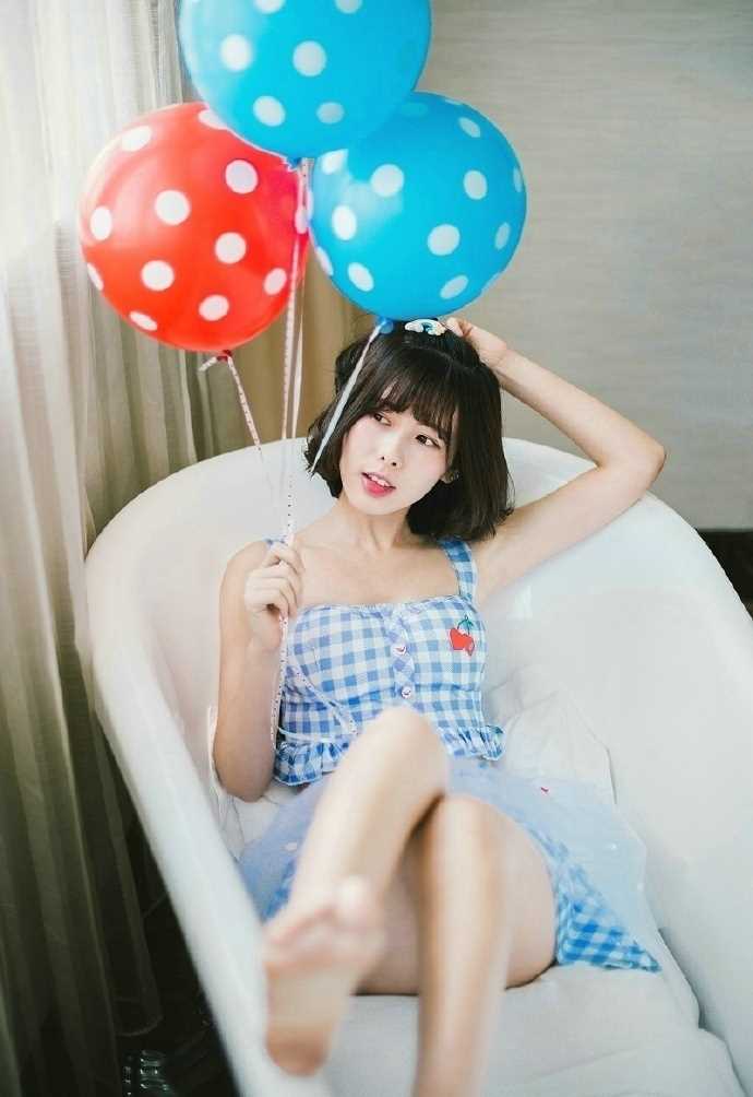 最新短发蛋卷头少女清纯浴缸格子内衣甜美图集