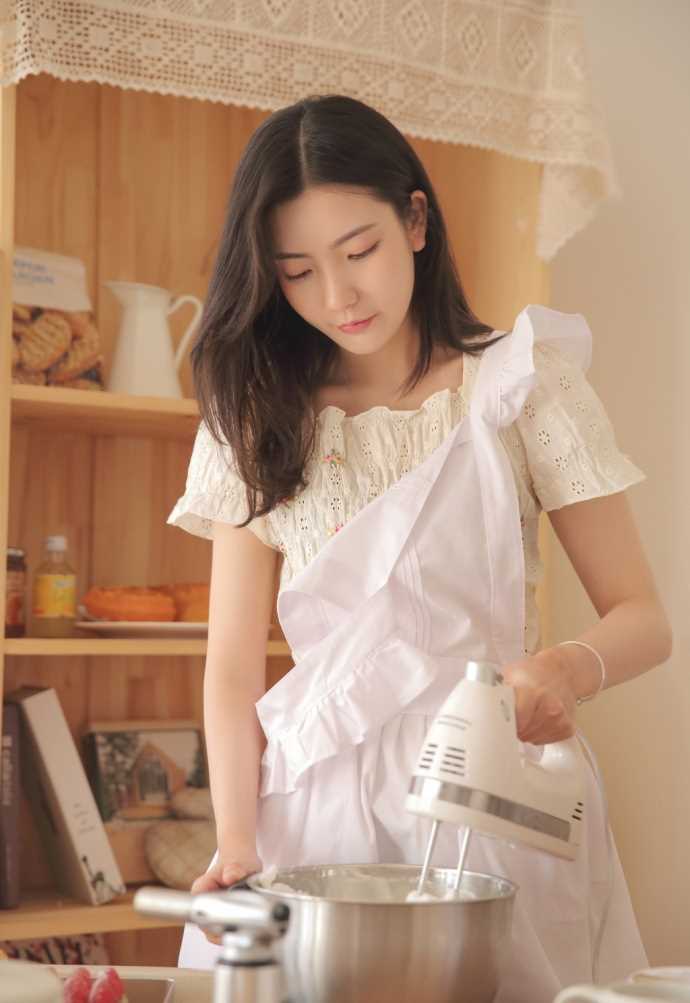 最新清纯气质少女舔奶油人体盛女仆诱惑性感壁纸