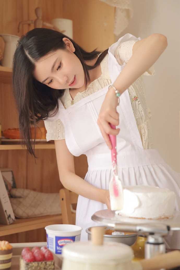 最新清纯气质少女舔奶油人体盛女仆诱惑性感壁纸