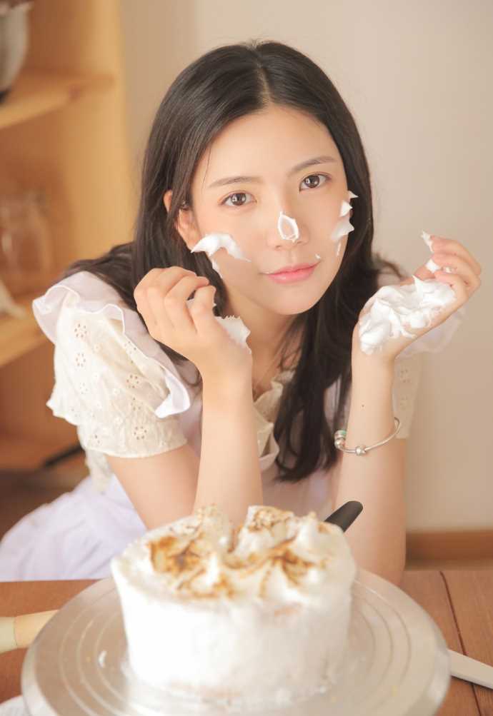 最新清纯气质少女舔奶油人体盛女仆诱惑性感壁纸