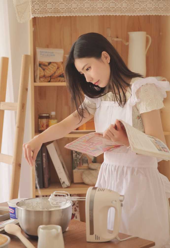 最新清纯气质少女舔奶油人体盛女仆诱惑性感壁纸