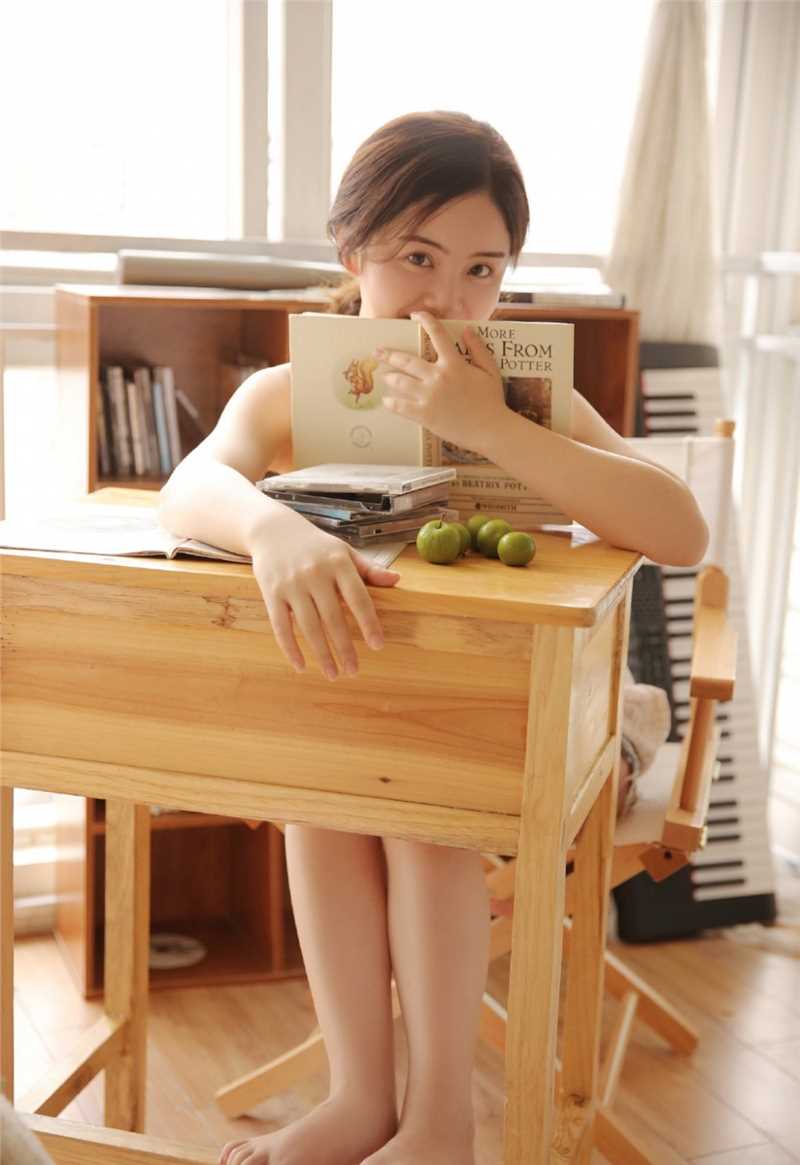 最新教室校园美女吊带漂亮清纯图片图集