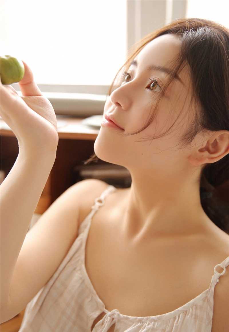 最新教室校园美女吊带漂亮清纯图片图集