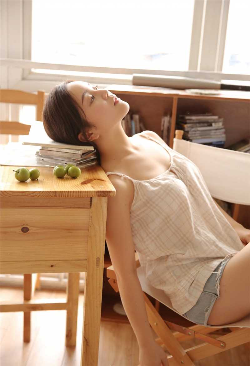 最新教室校园美女吊带漂亮清纯图片图集