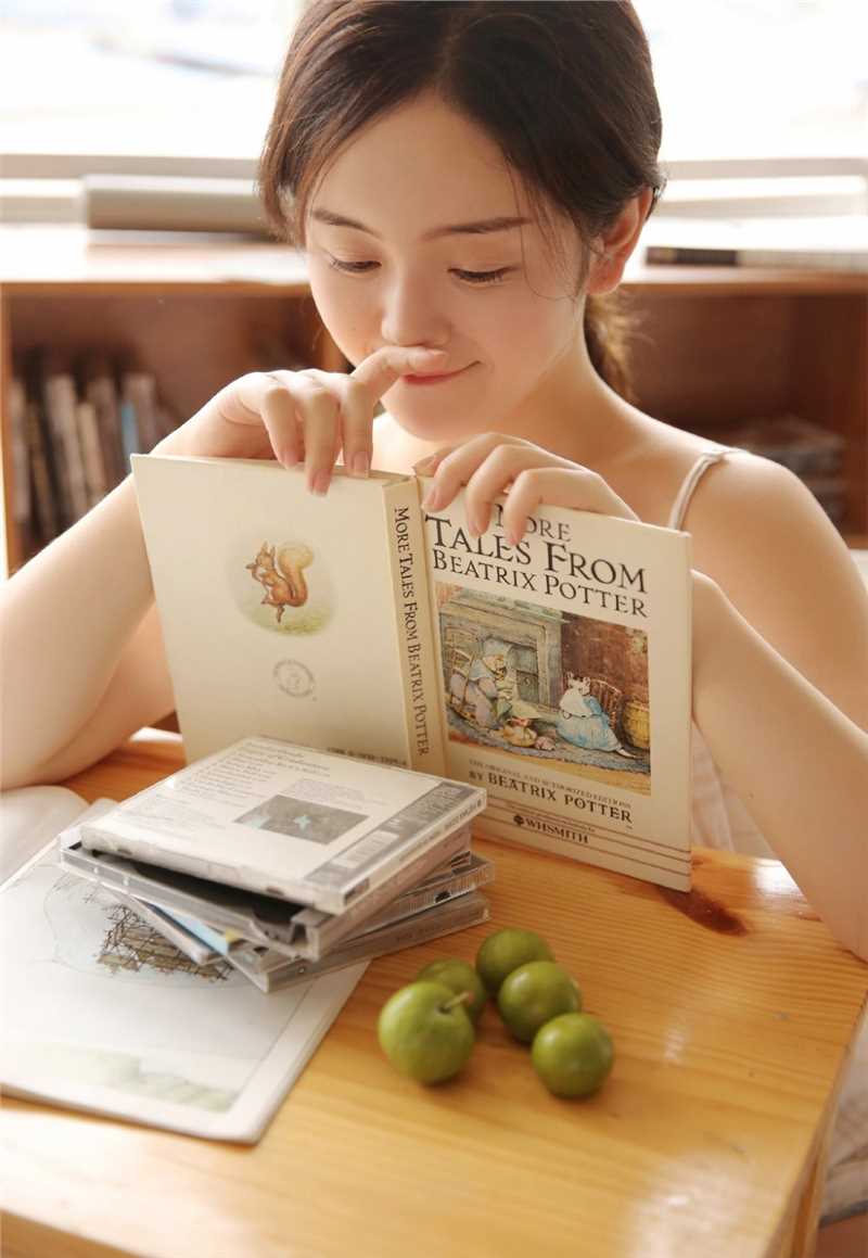 最新教室校园美女吊带漂亮清纯图片图集