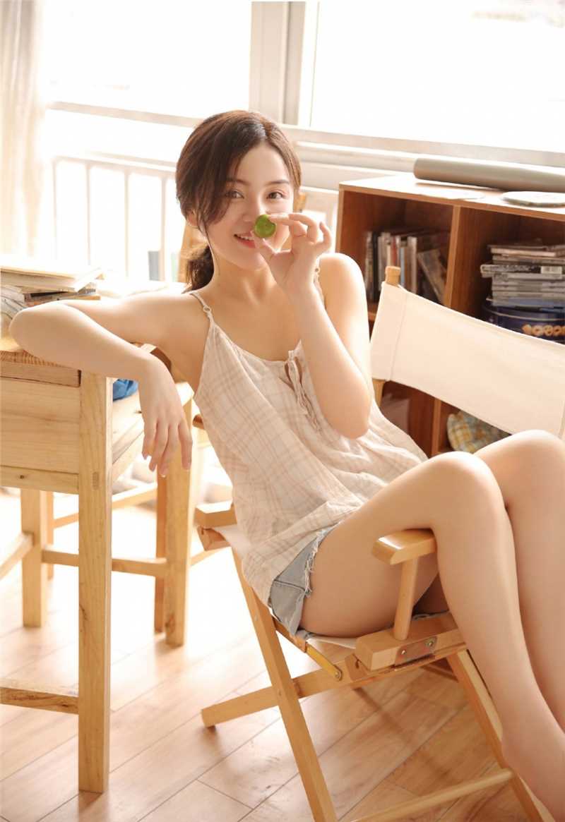 最新教室校园美女吊带漂亮清纯图片图集