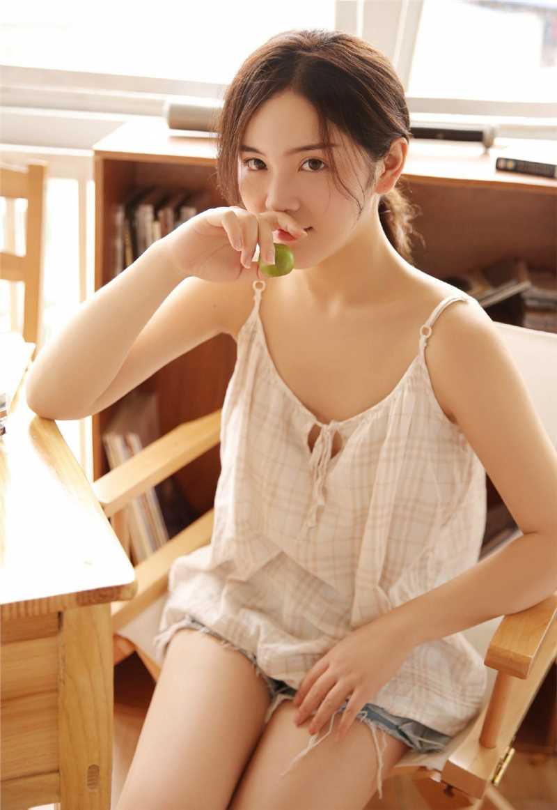 最新教室校园美女吊带漂亮清纯图片图集