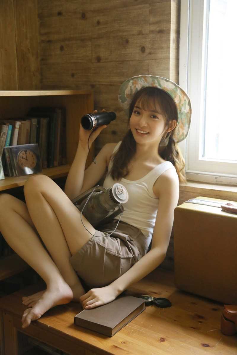 最新日本少女清纯素人玉足养眼户外壁纸