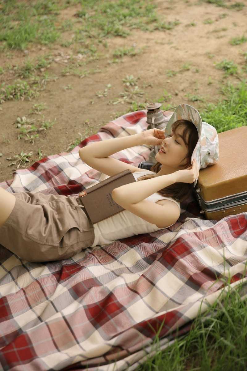 最新日本少女清纯素人玉足养眼户外壁纸