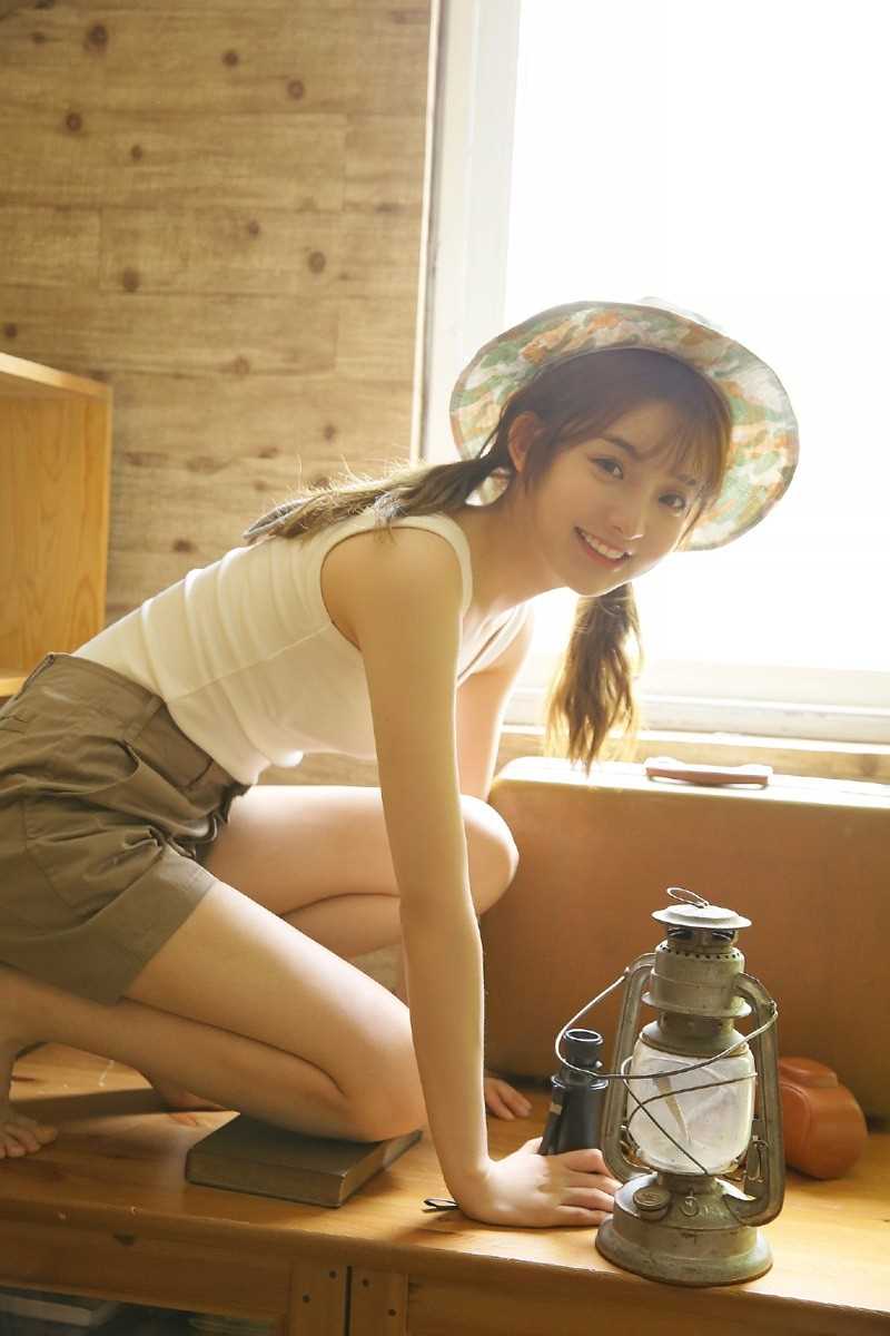 最新日本少女清纯素人玉足养眼户外壁纸