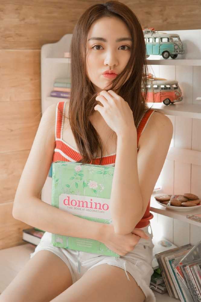 最新文学女孩清纯淑雅文静氧气地球仪图集