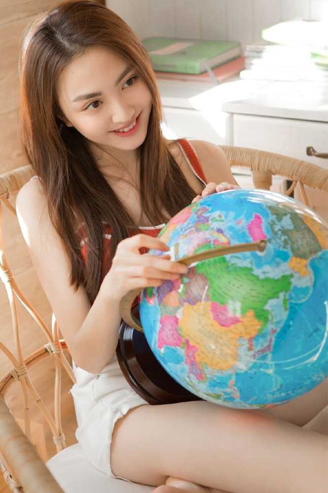 最新文学女孩清纯淑雅文静氧气地球仪图集