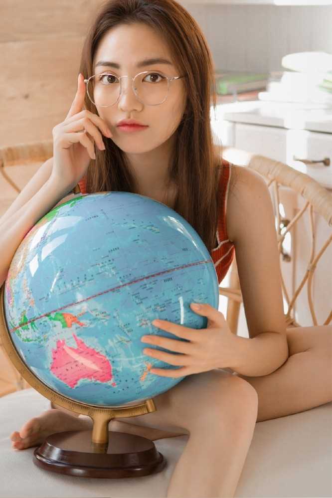 最新文学女孩清纯淑雅文静氧气地球仪图集