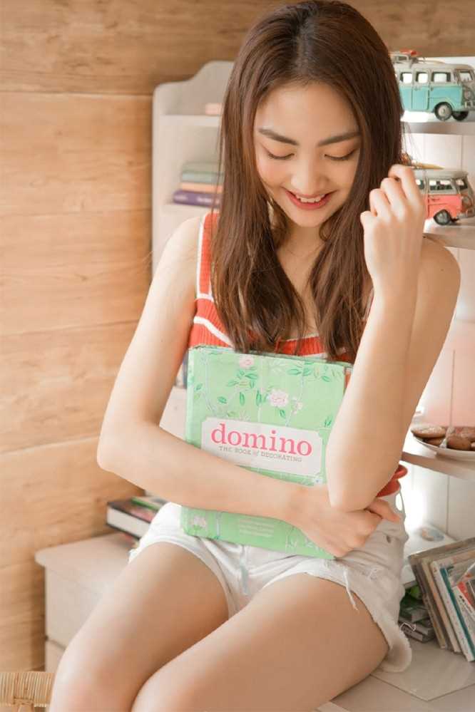 最新文学女孩清纯淑雅文静氧气地球仪图集