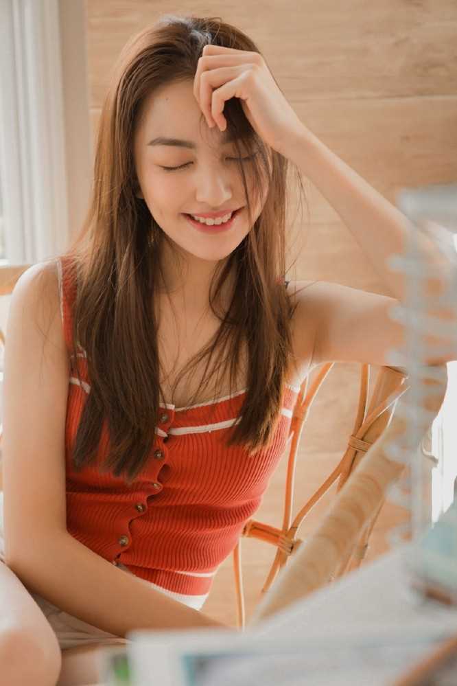 最新文学女孩清纯淑雅文静氧气地球仪图集