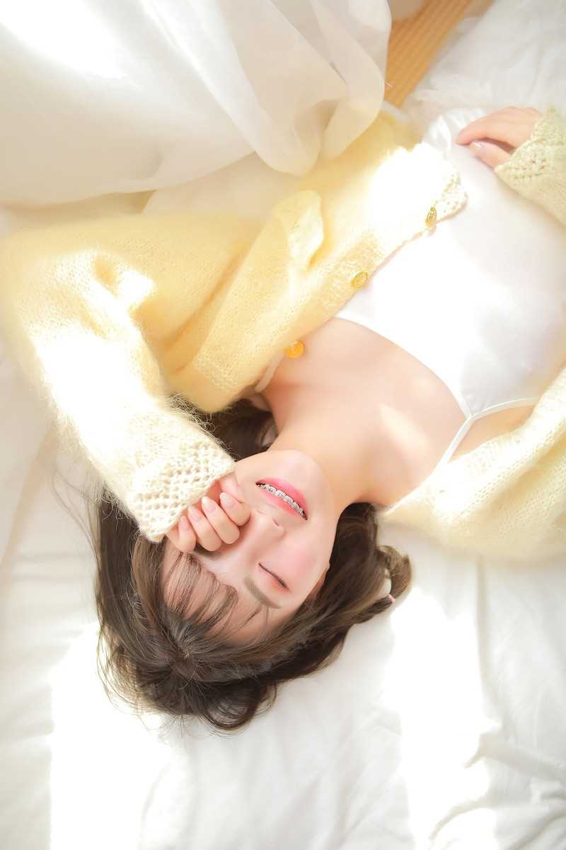 最新牙套室内白丝美足清纯图集