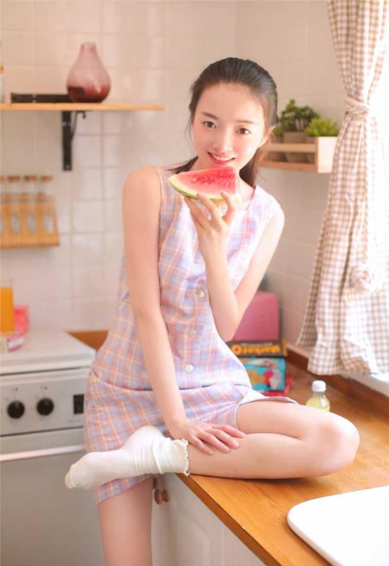 清纯邻家甜美女孩室内吃西瓜