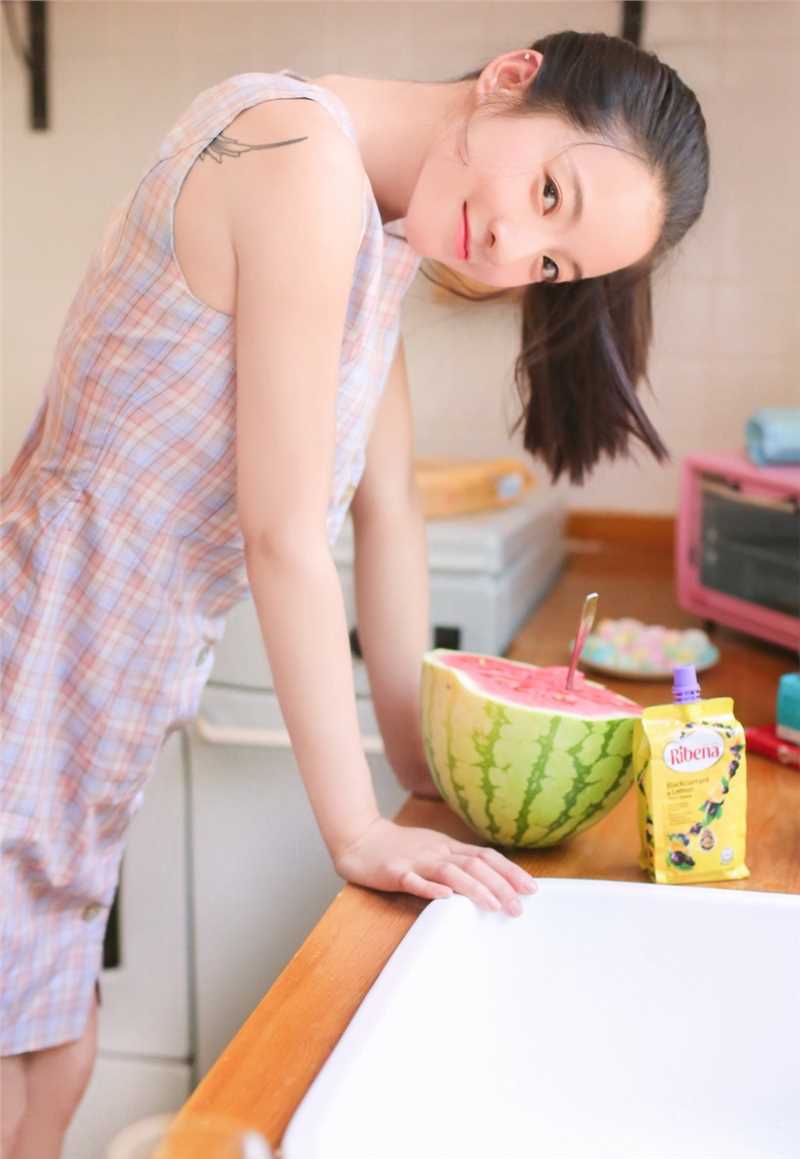 清纯邻家甜美女孩室内吃西瓜