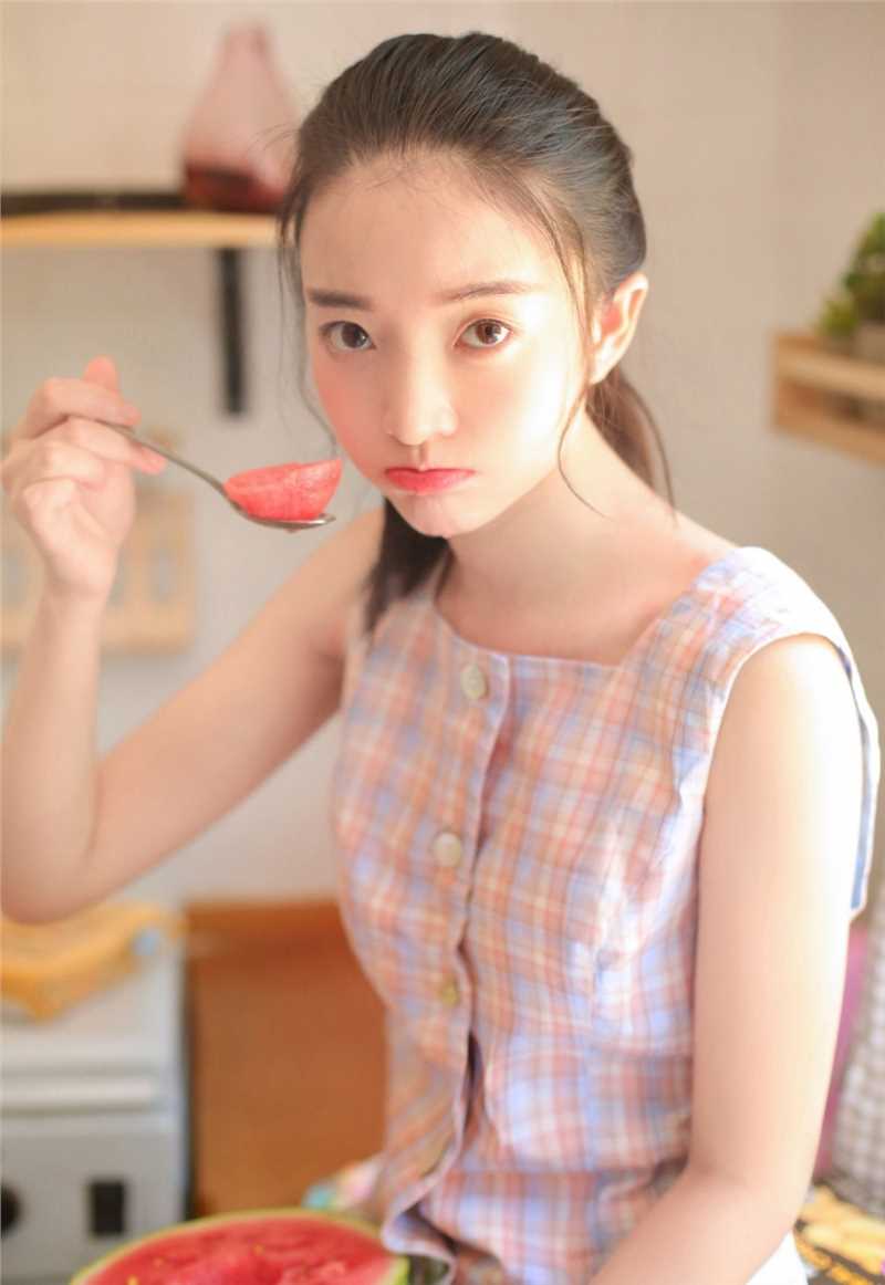 清纯邻家甜美女孩室内吃西瓜