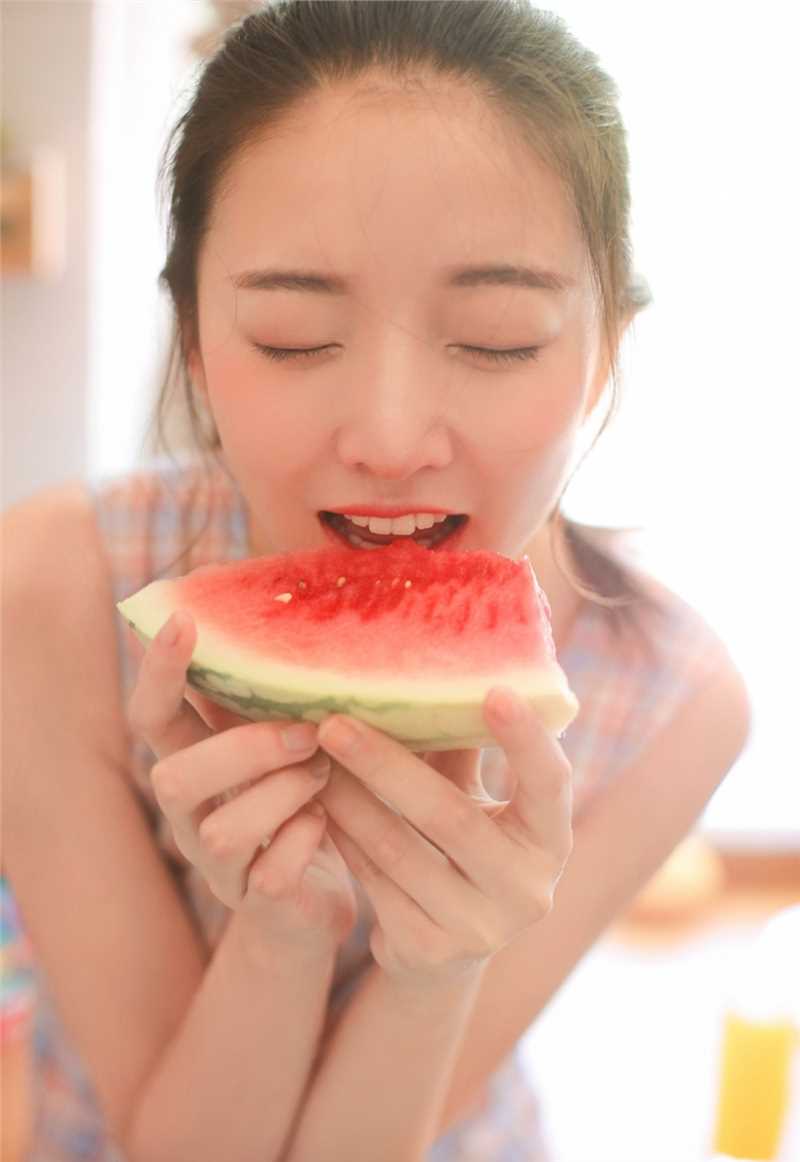 清纯邻家甜美女孩室内吃西瓜