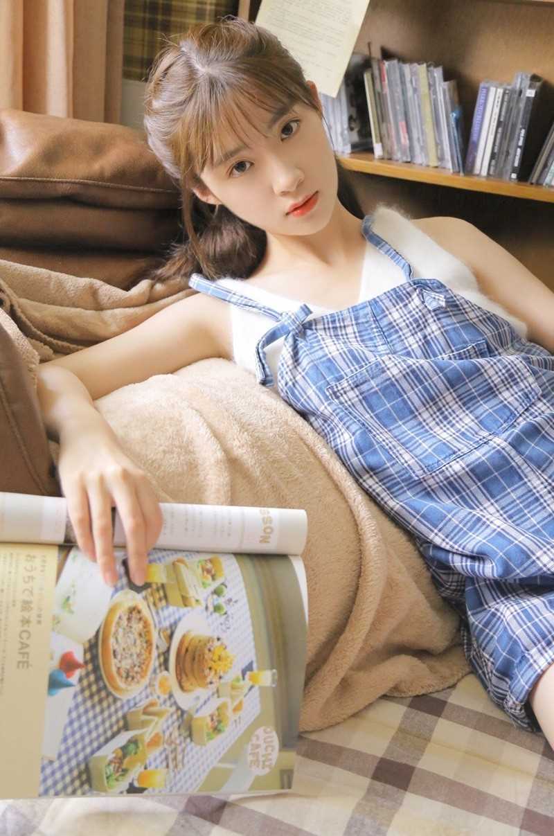 特别专辑00后文学少女清纯室内阅书萝莉图片