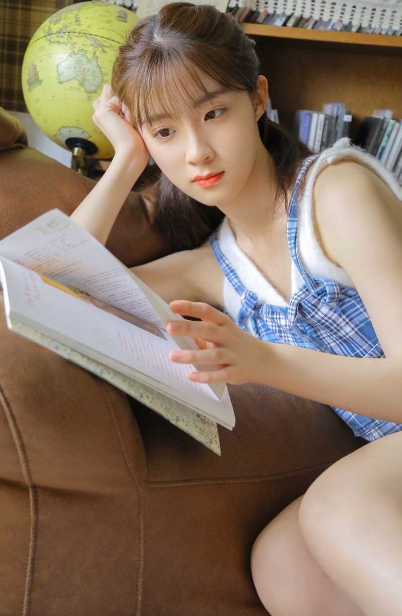 特别专辑00后文学少女清纯室内阅书萝莉图片