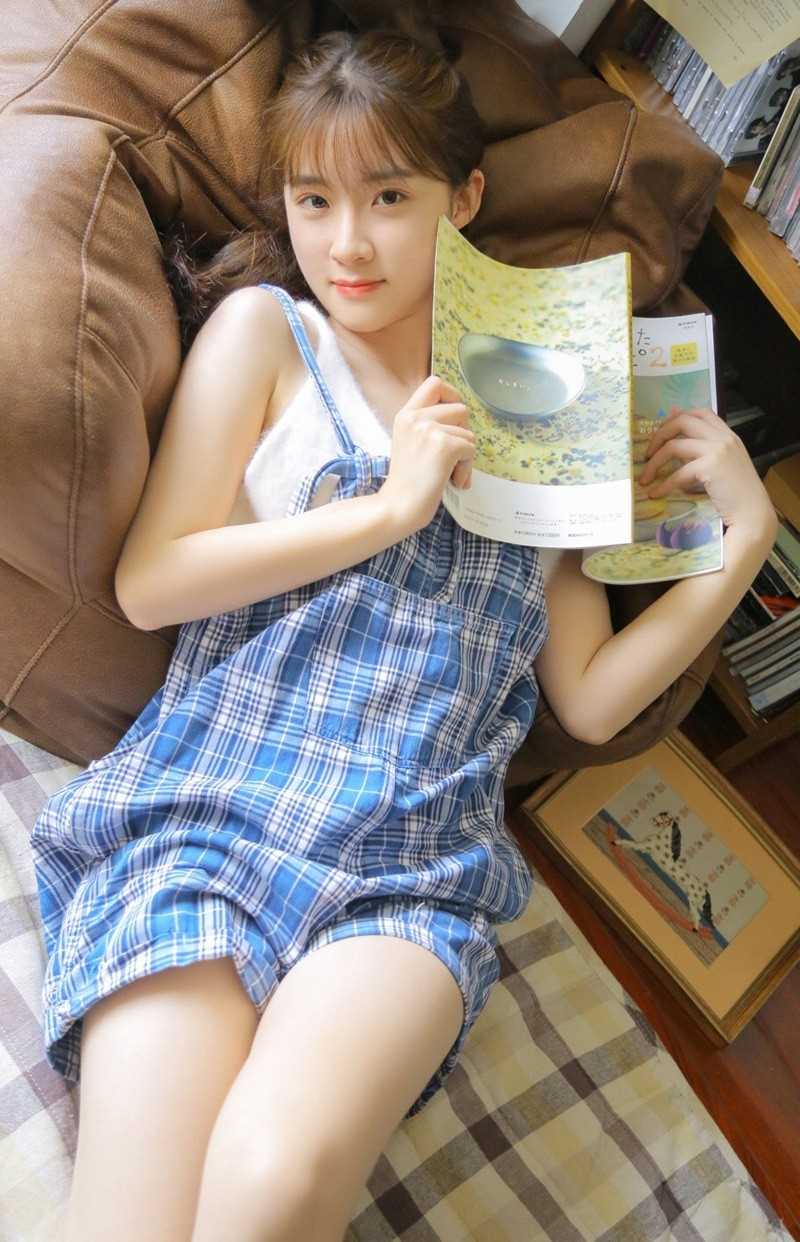 特别专辑00后文学少女清纯室内阅书萝莉图片