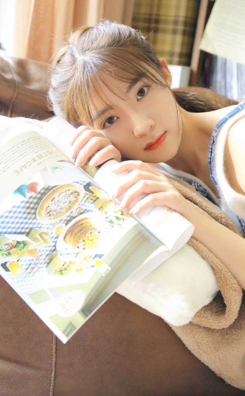 特别专辑00后文学少女清纯室内阅书萝莉图片