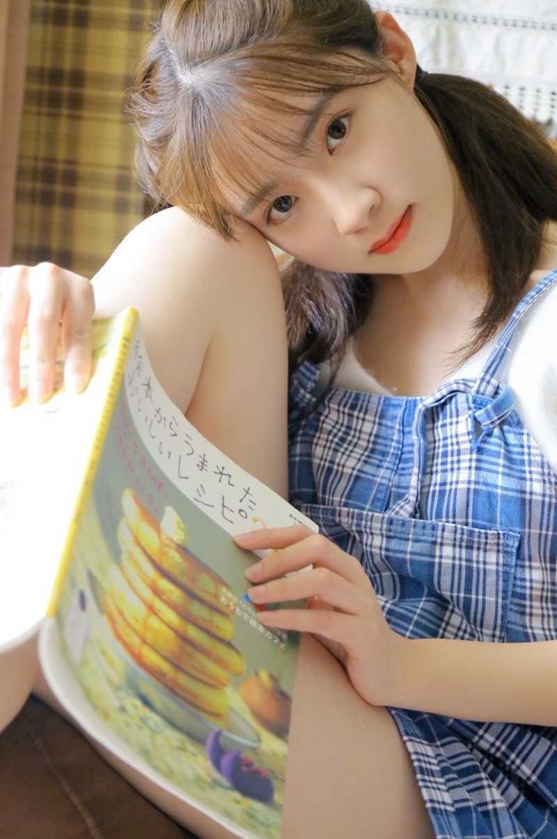特别专辑00后文学少女清纯室内阅书萝莉图片