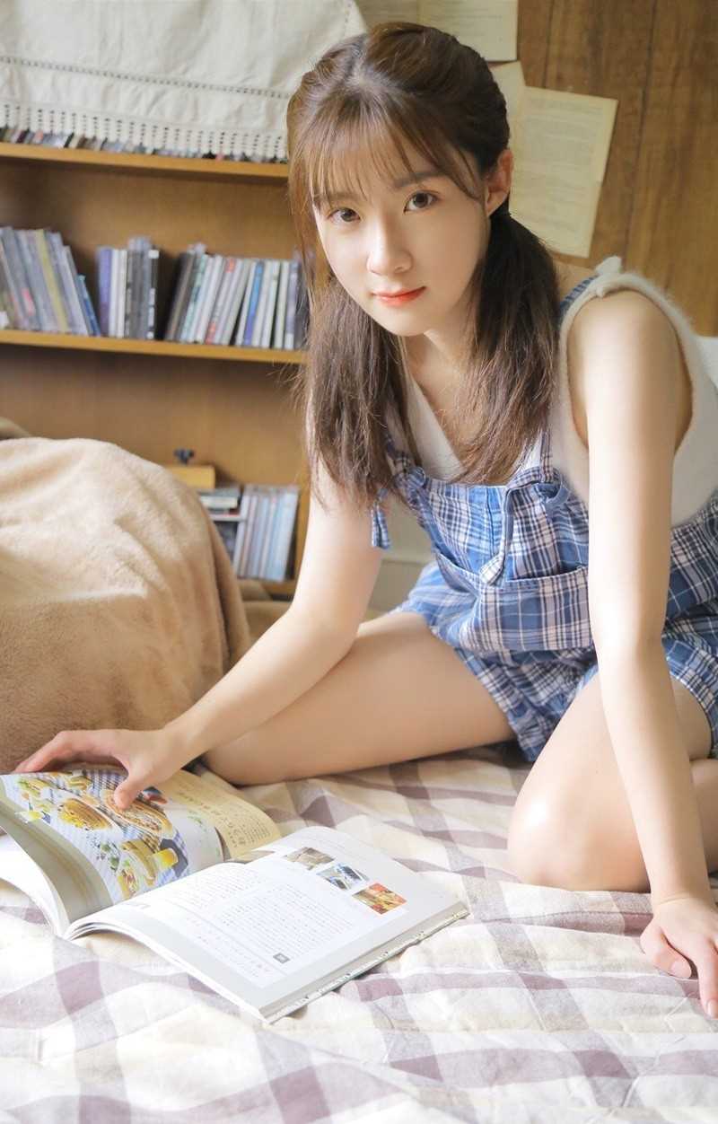 特别专辑00后文学少女清纯室内阅书萝莉图片