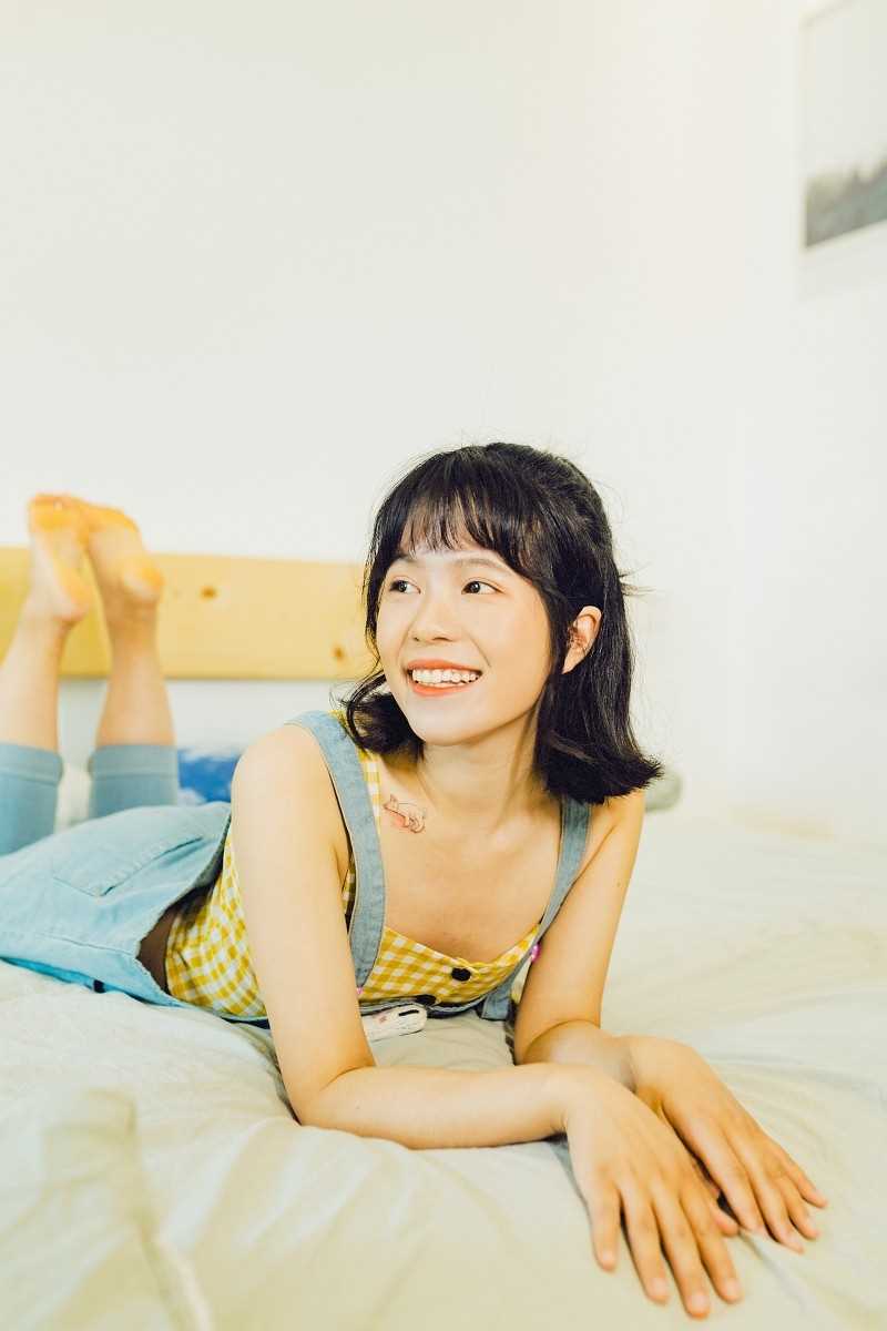 游戏女孩清纯背带裤床上