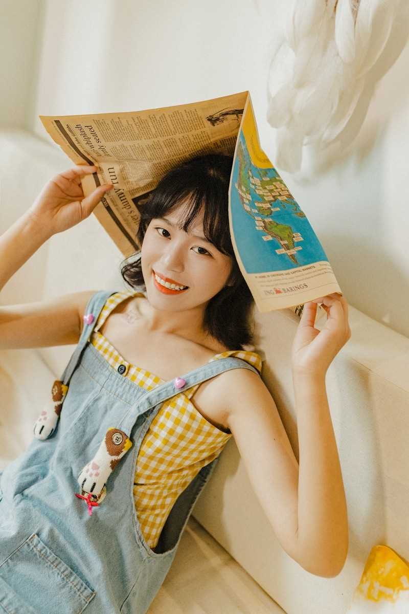 游戏女孩清纯背带裤床上