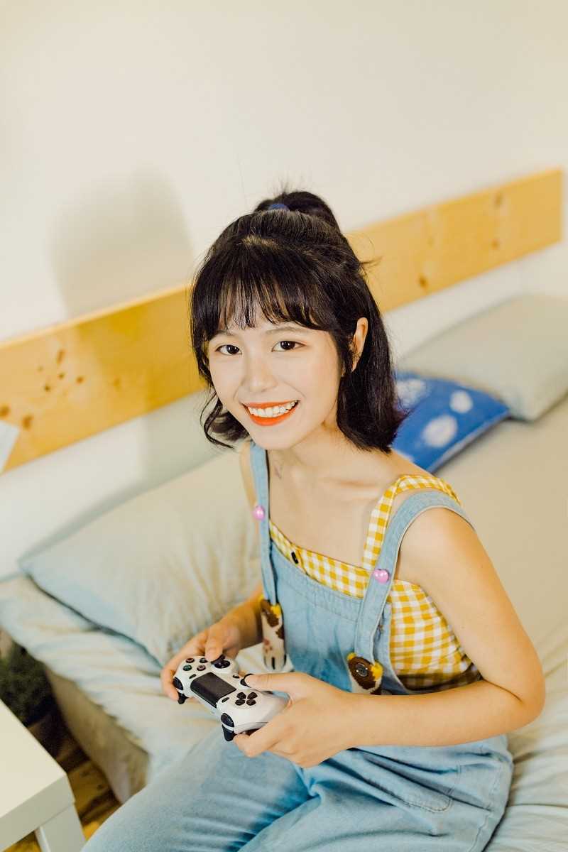 游戏女孩清纯背带裤床上