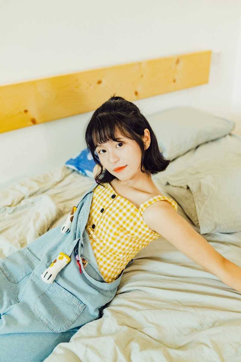 游戏女孩清纯背带裤床上