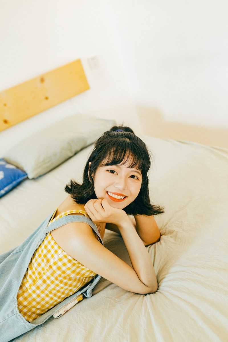 游戏女孩清纯背带裤床上