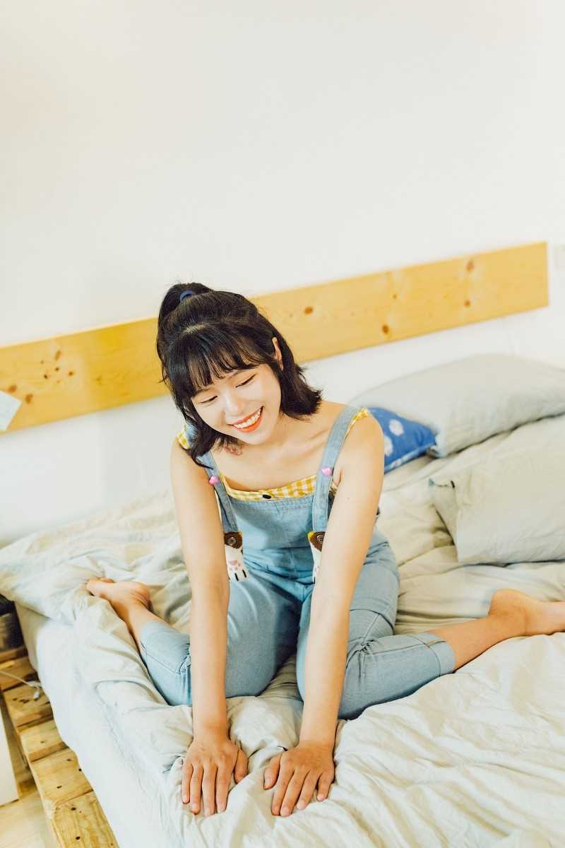 游戏女孩清纯背带裤床上